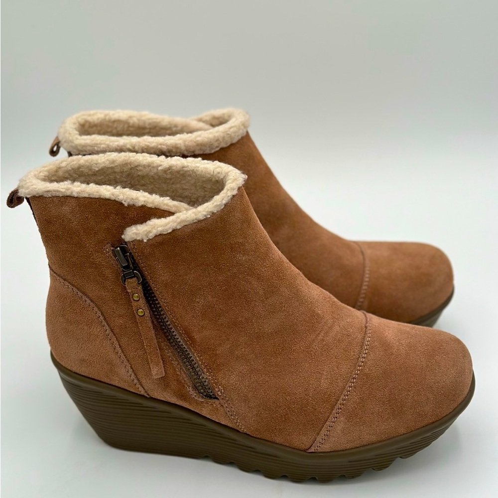 Sketchers Women’s Parallel-Off Hours Fashion Boot, Mushroom Tan Colored Suede